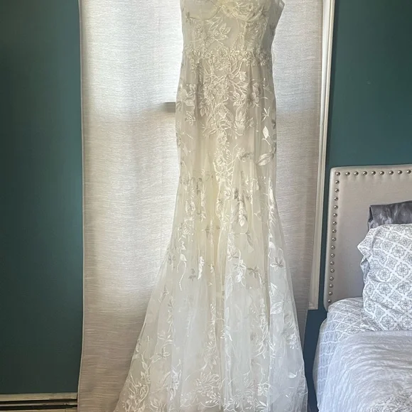 Unworn, Unaltered AND Preserved Elegant Lace Wedding Dress